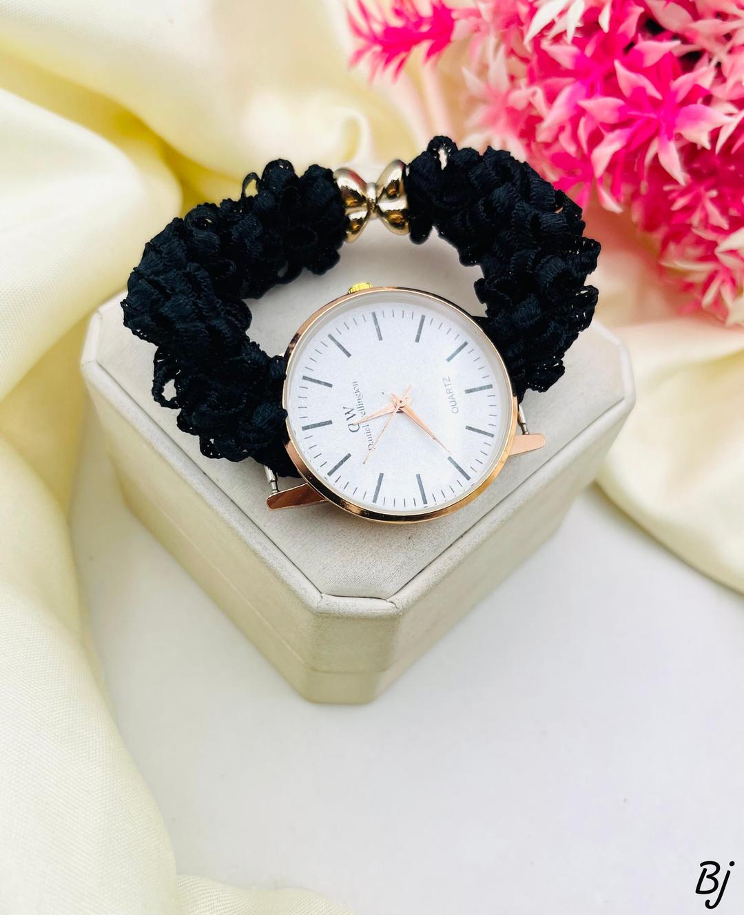 Luxury Women’s Bracelet Quartz Watch – Premium Design (1 Pc)