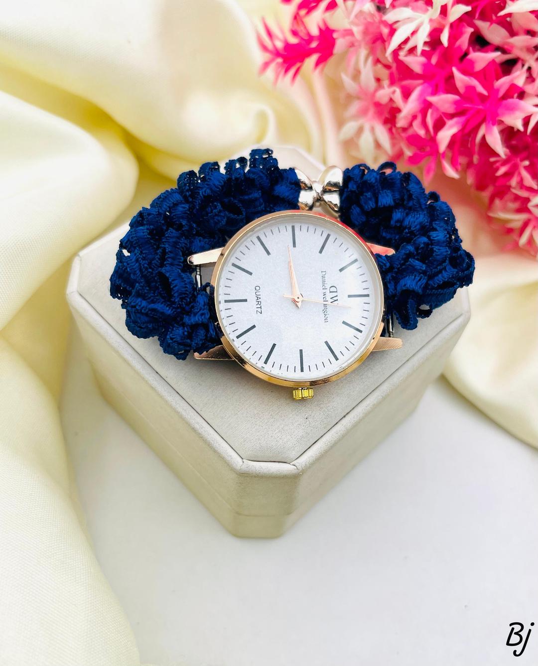 Luxury Women’s Bracelet Quartz Watch – Premium Design (1 Pc)